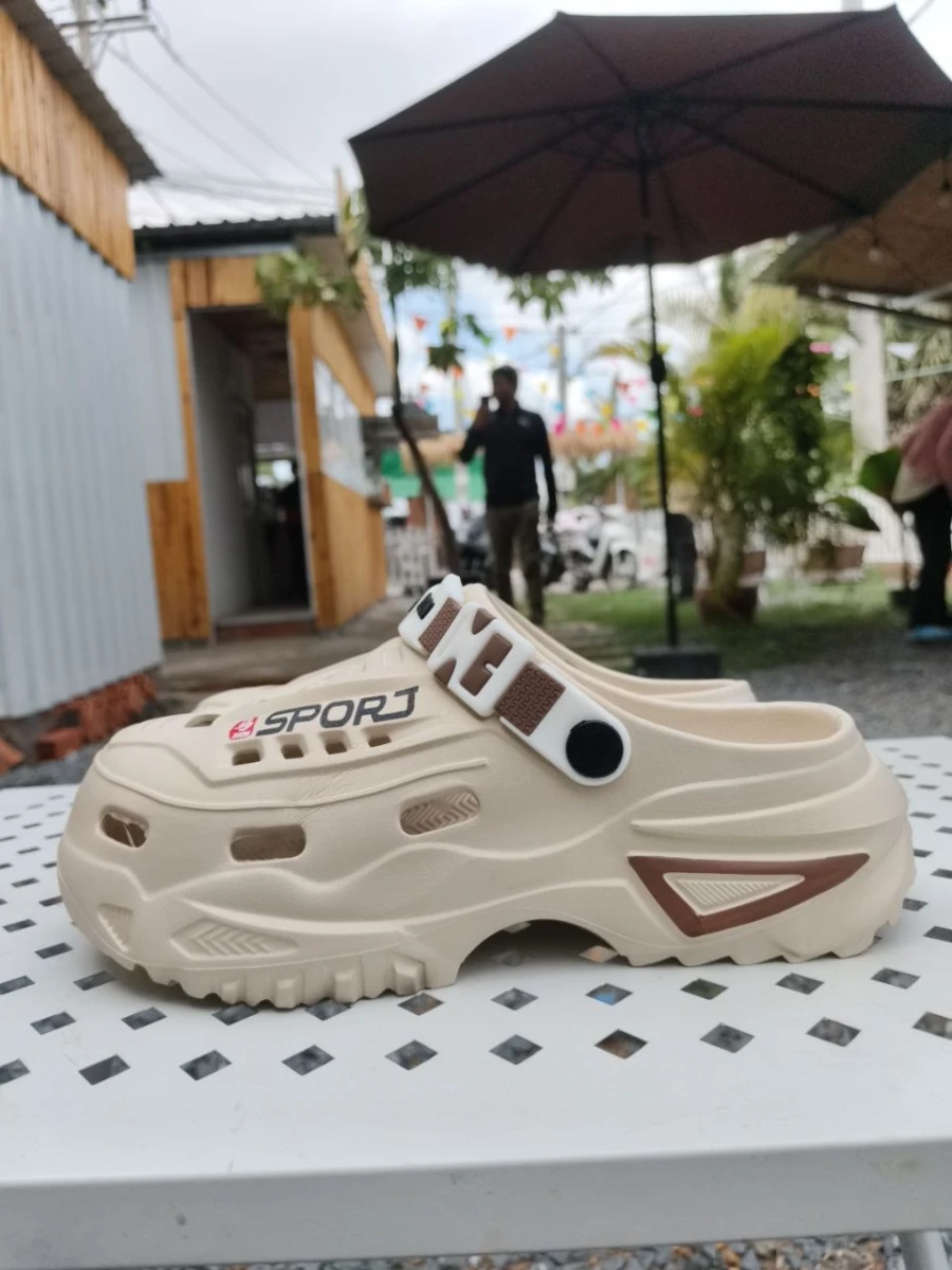ស្បែកជើង